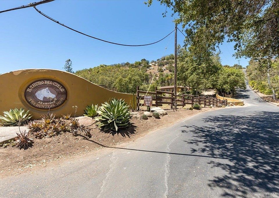 Entrance onto private driveway from Highland Valley Rd