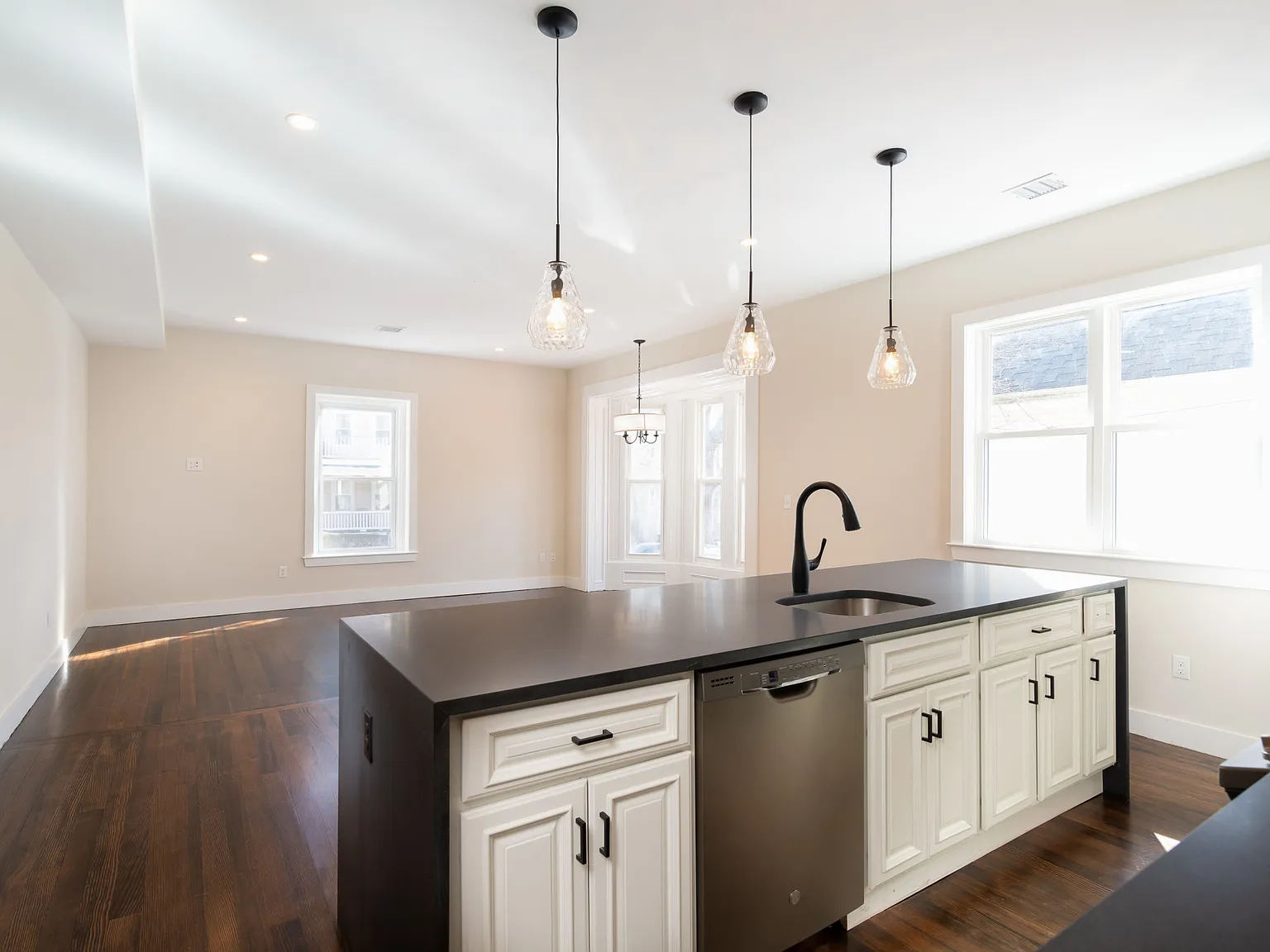 4 bed, $4,900 — Photo 3
