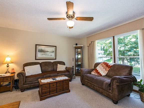 2nd image of 2882 Meadow Wood Dr