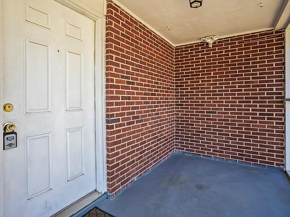 3rd image of 919 Mockingbird Ln