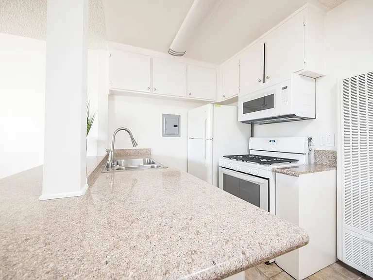15925 Victory Blvd — Photo 29