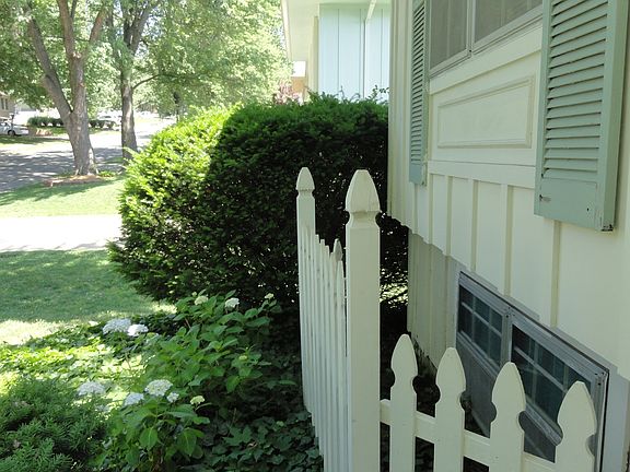 3rd image of 300 NE Summit Dr