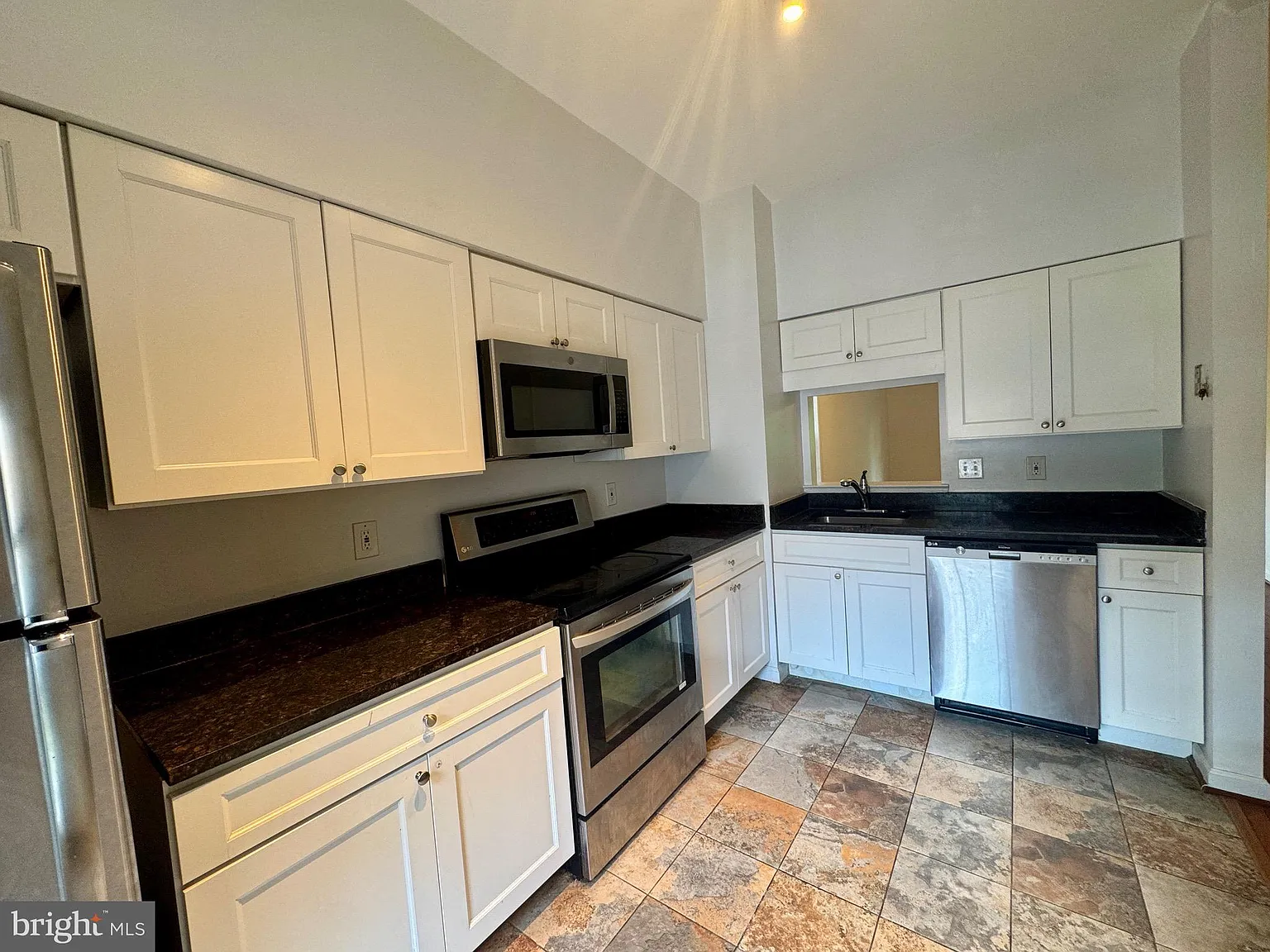 3 bed, 3.5 bath, 1652 sqft, $3,200 — Photo 3