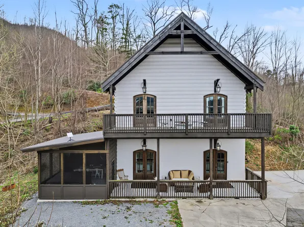 225 Chimney Tops Way, Gatlinburg, TN 37738