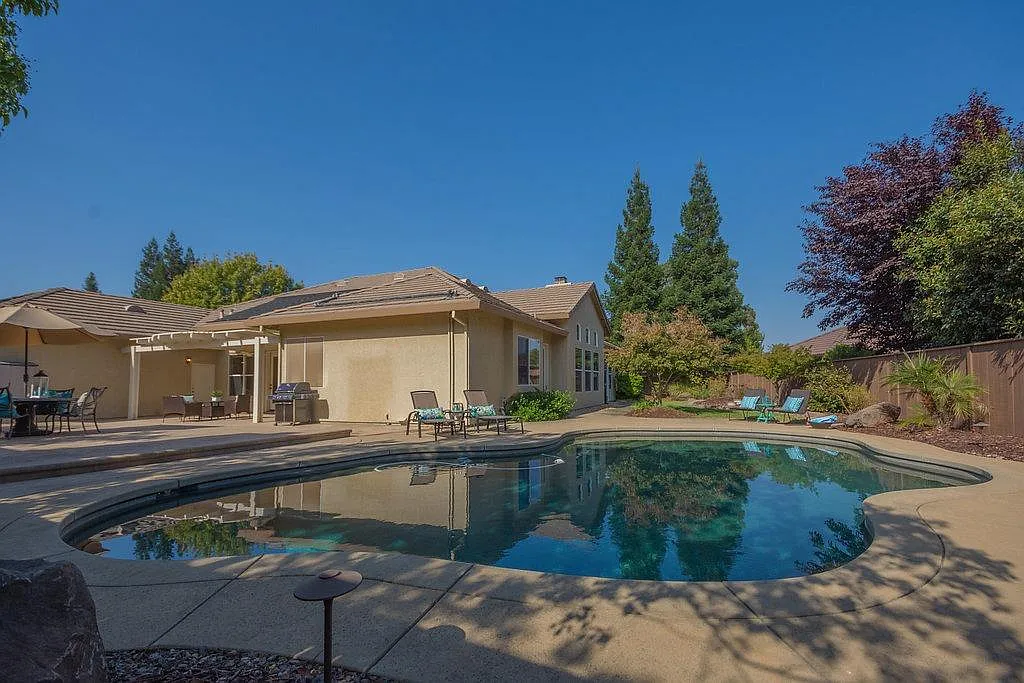 1565 McMindes Dr photo 1