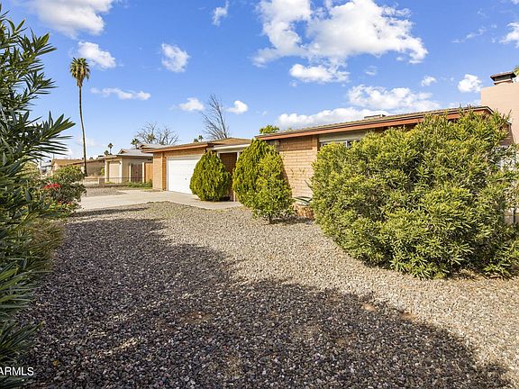 3rd image of 4632 W Paradise Dr