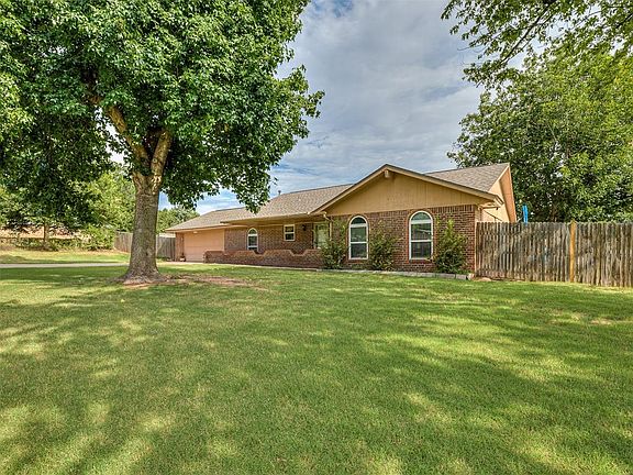2nd image of 1701 Cottonwood Ln