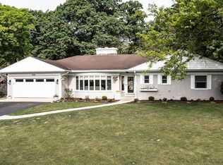 1046 Shabbona Dr, Fontana, WI 53125