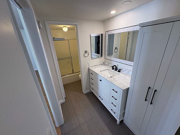 5th image of 515 N Jackson St APT 302