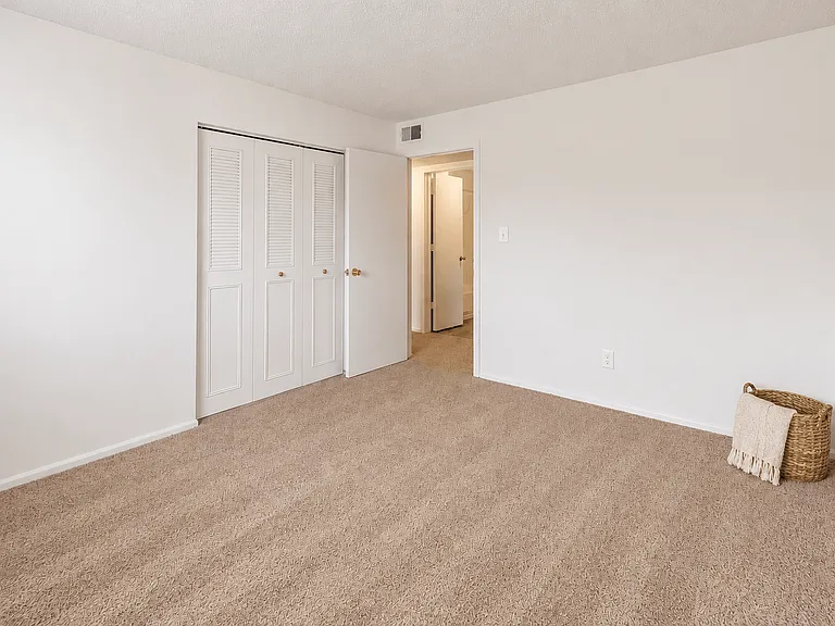 Lake Camelot Apartments — Photo 6