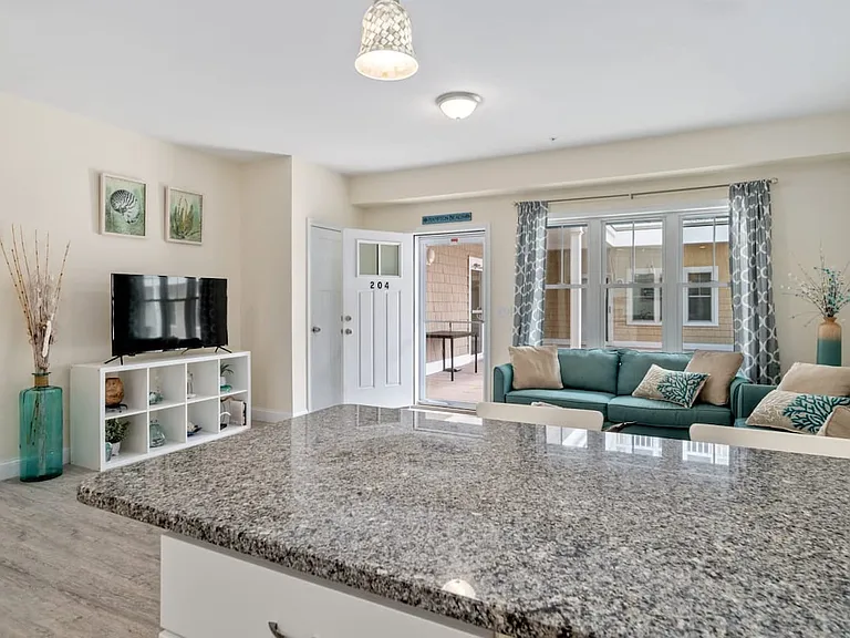 128 Ashworth Ave #204 — Photo 11