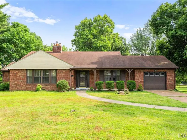 8 Lindenwood Dr, Swansea, IL 62226
