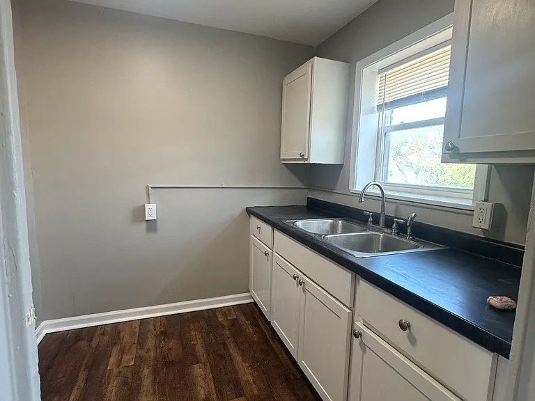 2719 E 165th St #5 — Photo 8