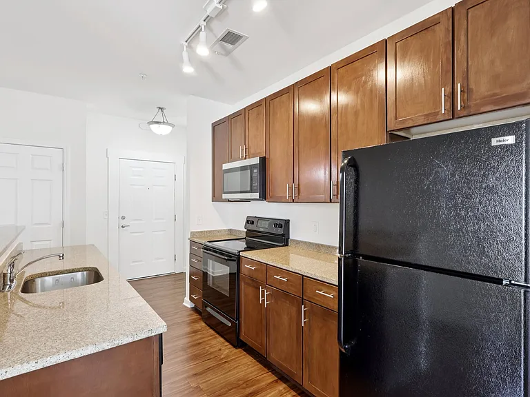 Catherine 36 Apartments — Photo 23