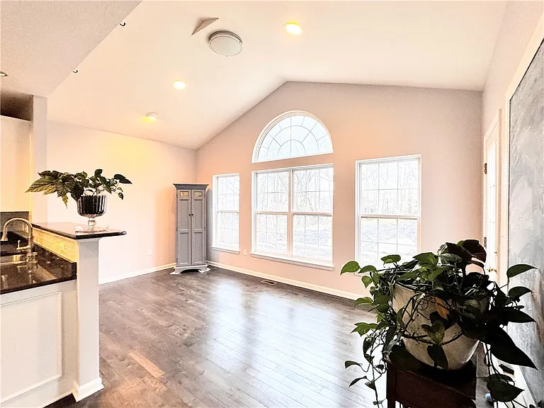 1418 N Shevlin Ct — Photo 9