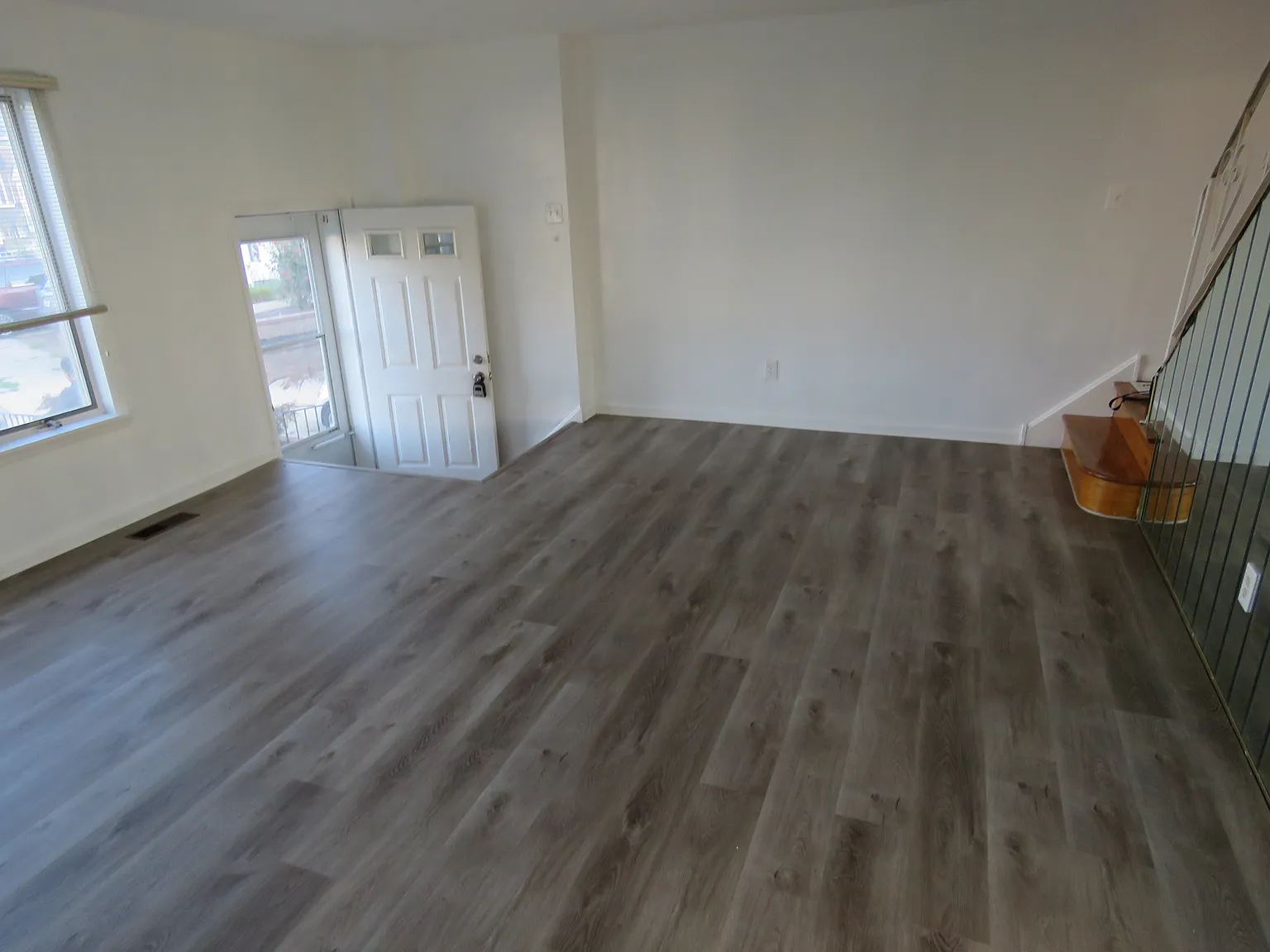 3 bed, 1.5 bath, 1360 sqft, $2,300 — Photo 4