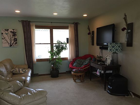 2nd image of 1023 Iowa St