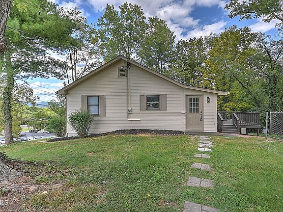 3rd image of 3361 Hillcrest Dr