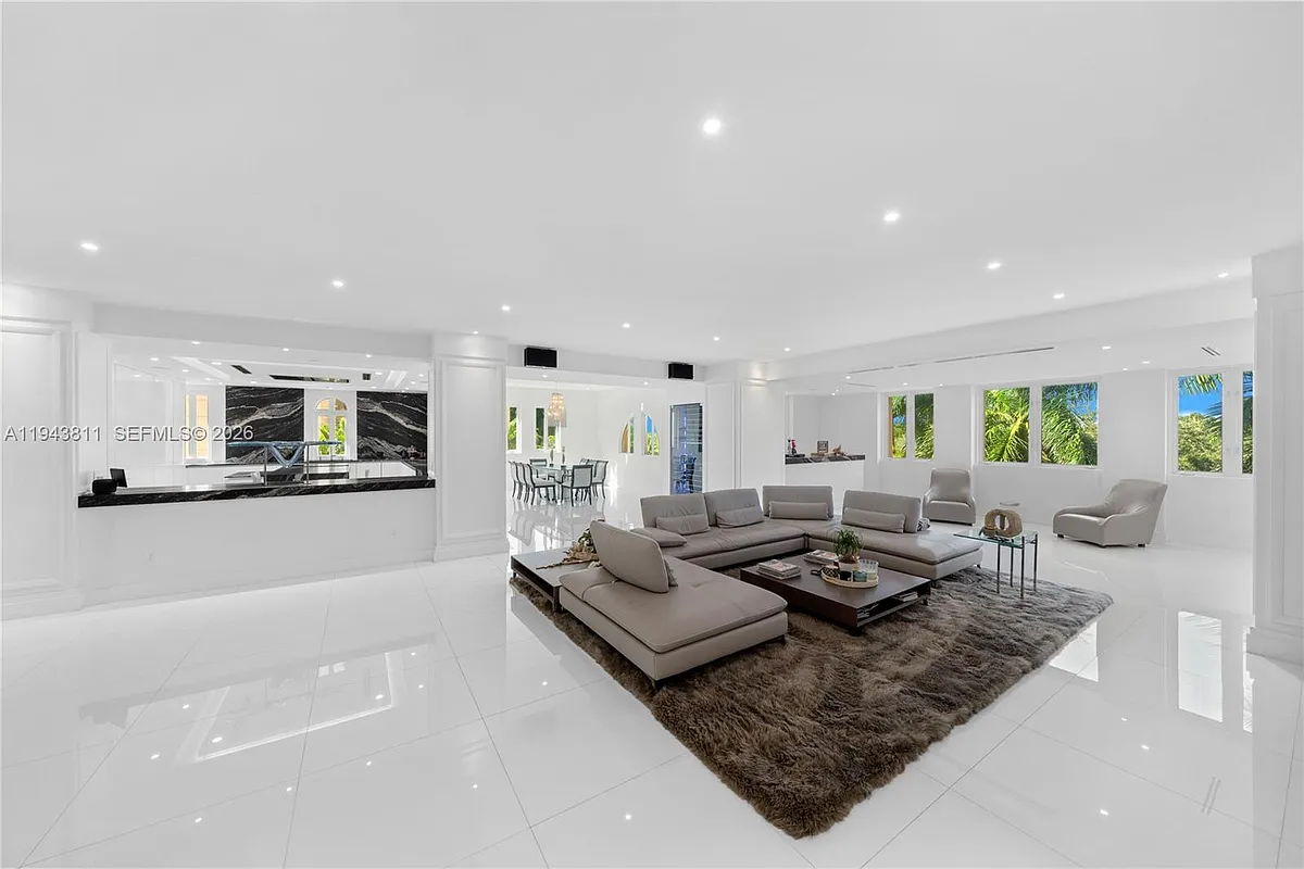 Building Photo - 600 Coral Way #2