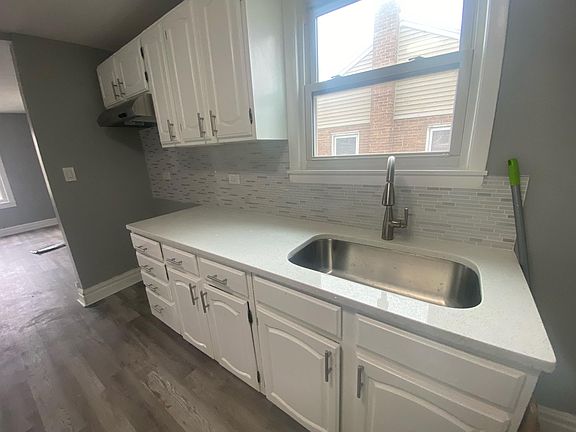 3rd image of 560 Greenbay Ave