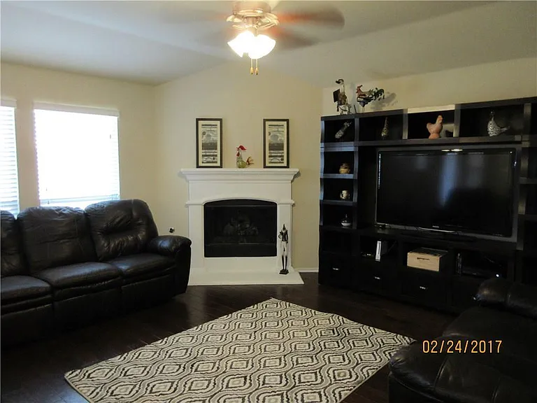1110 Lubbock Ln — Photo 9