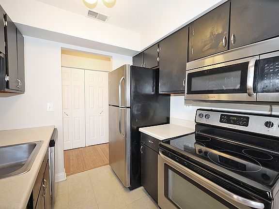 3rd image of 930 Perrie Dr APT 204