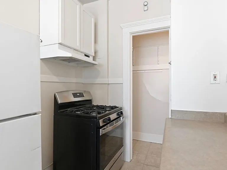 The Townsend Apartments, located at 1029 Oak Street, is a beautiful four-story, historic brick bu... — Photo 32