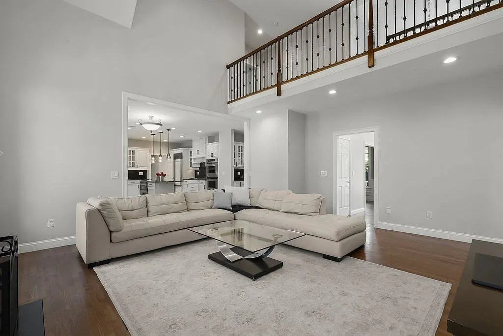 4 bed, 4.5 bath, 5245 sqft, $7,500 — Photo 4