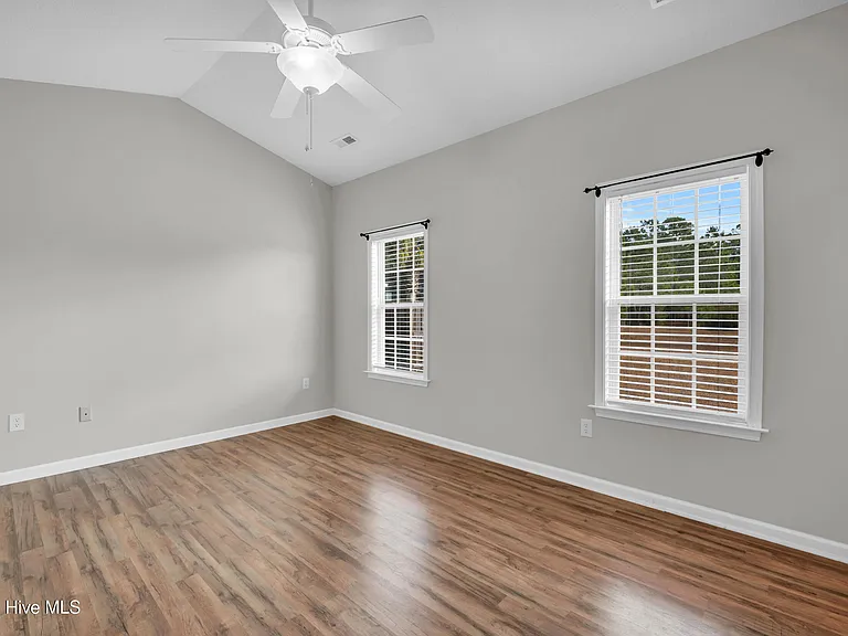 136 N Palm Dr — Photo 6