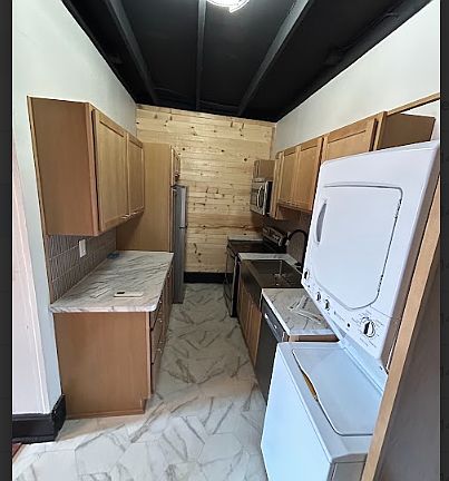 4th image of 129 1/2 S Main St #1