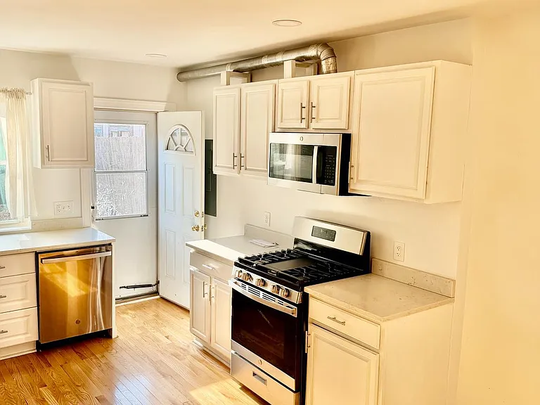 420 N Henry St — Photo 4