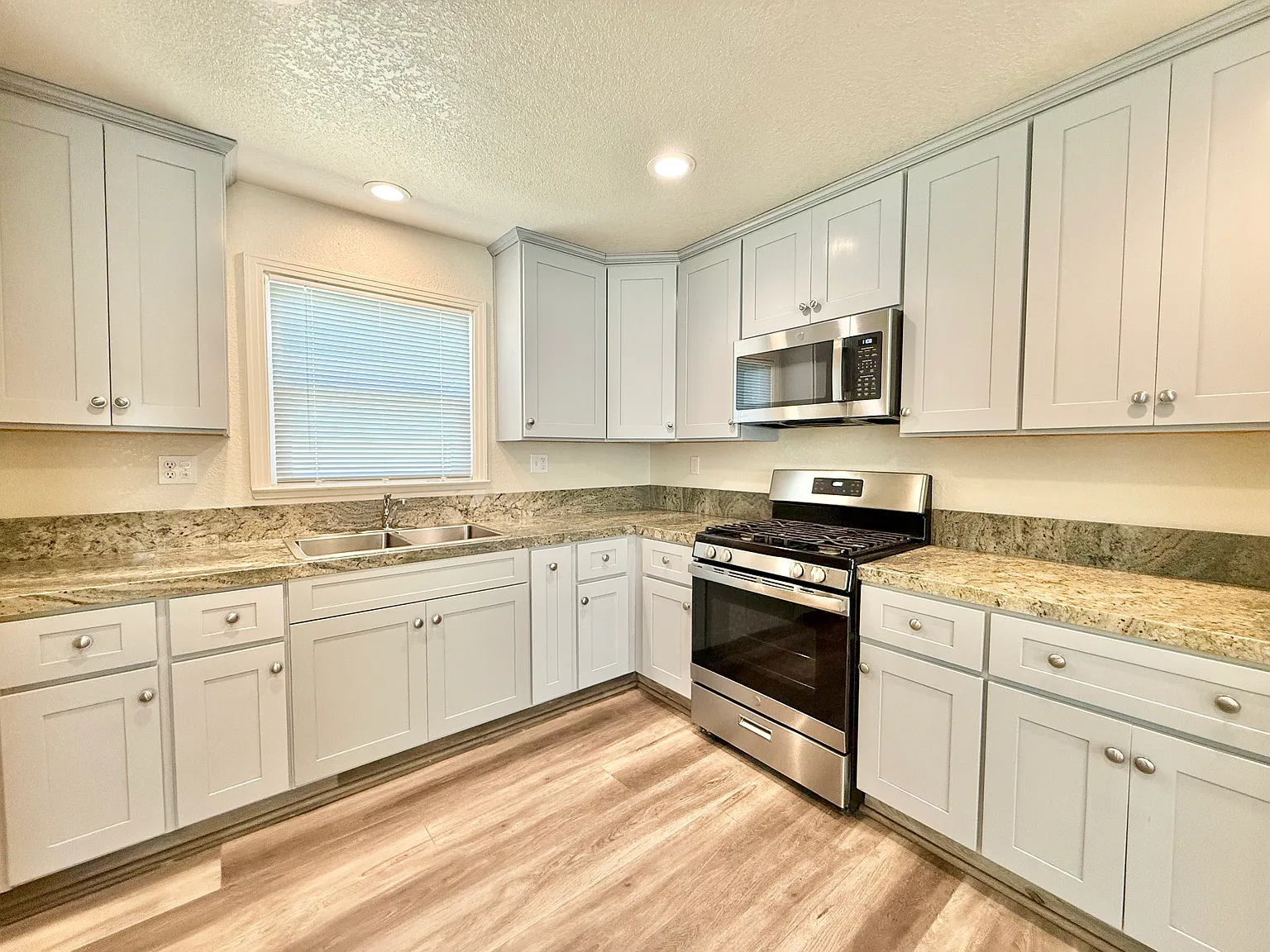 925 Helen Ave photo 1
