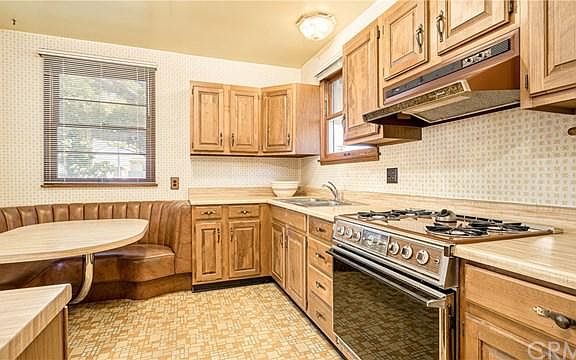 4th image of 2435 Cabrillo Ave