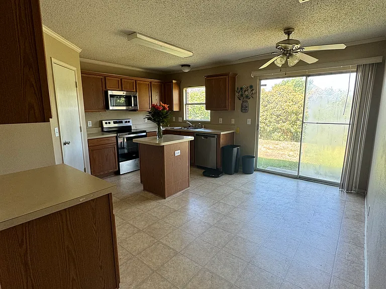 2421 Hampton Dr — Photo 10