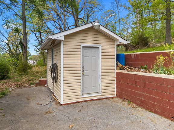 5th image of 325 Mullins St