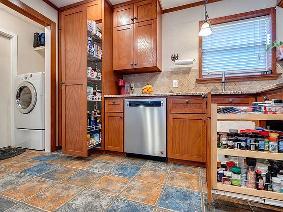 5th image of 9790 Camfield Rd