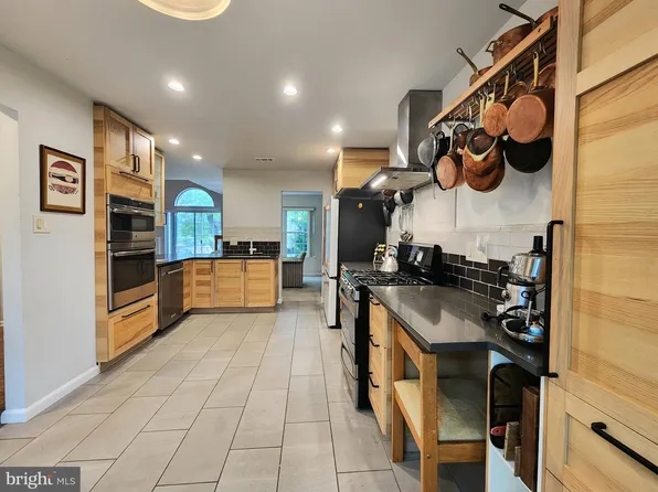 15 Laurel Cir, Newtown, PA 18940