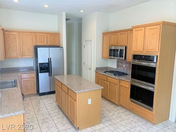 3rd image of 993 Coldwater Falls Way