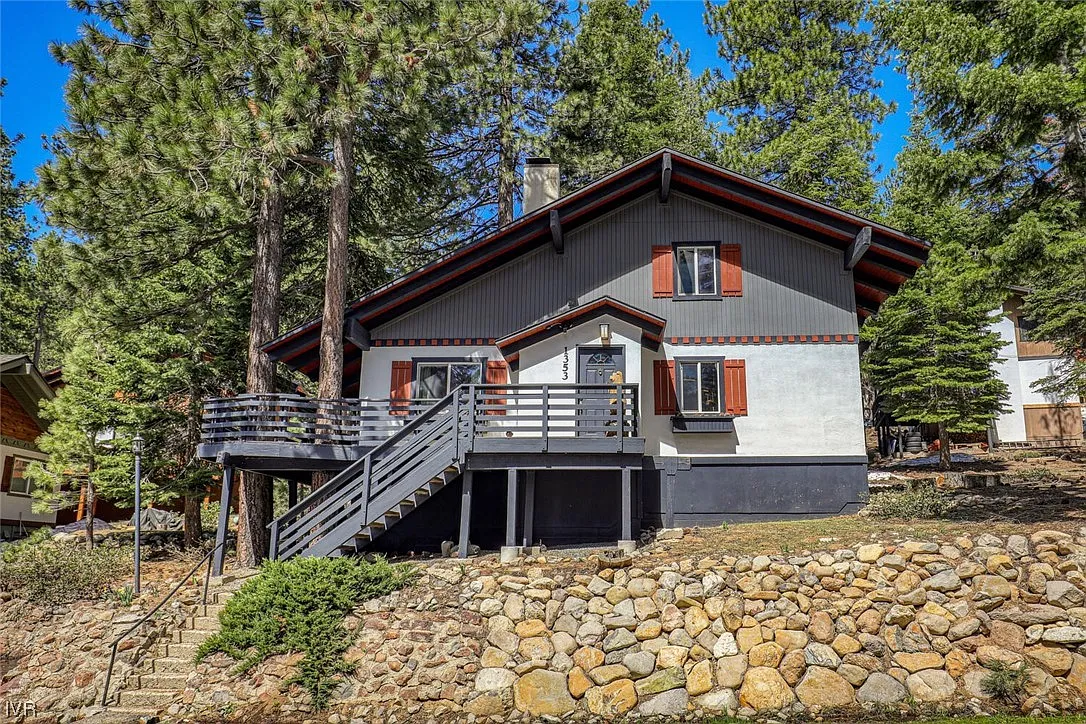1353 Zurich Ln photo 1