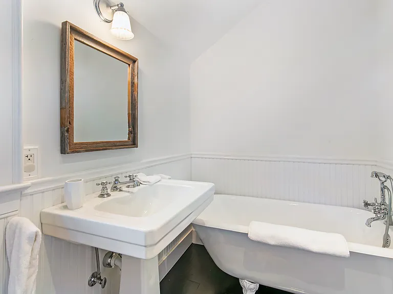 124 Meeting House Ln — Photo 24