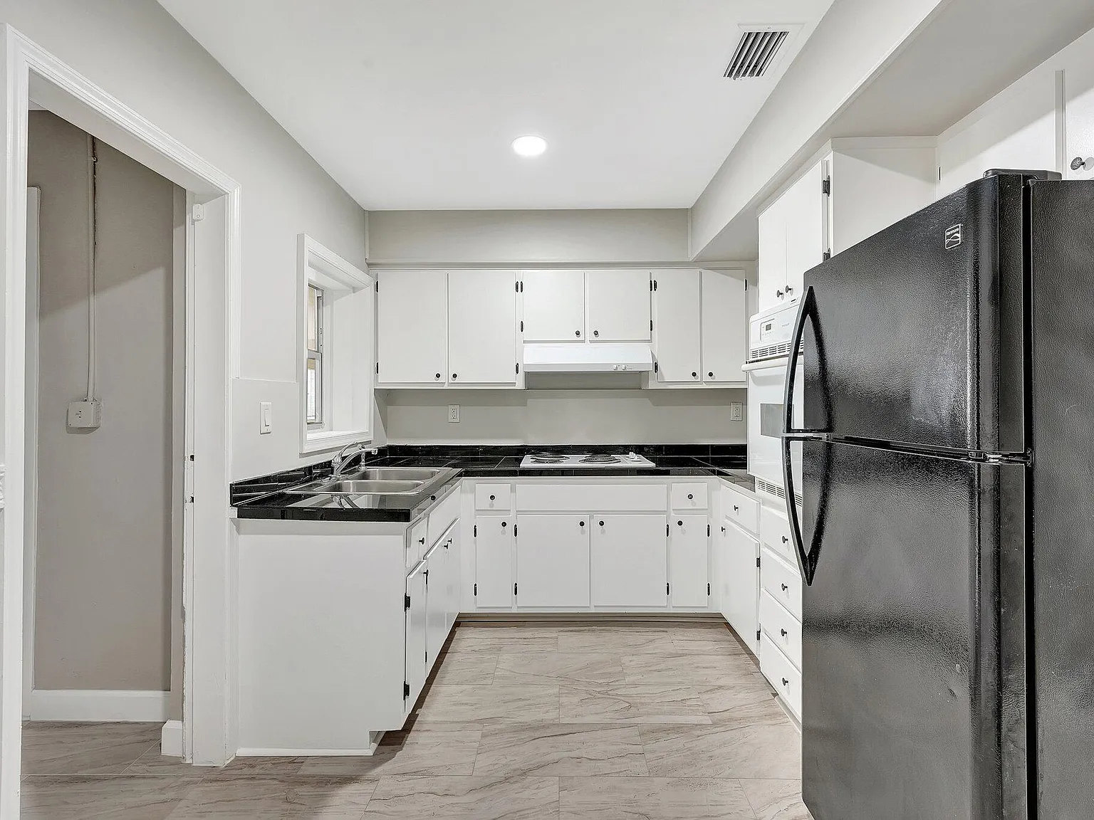 3 bed, 2.0 bath, 1400 sqft, $2,650 — Photo 3