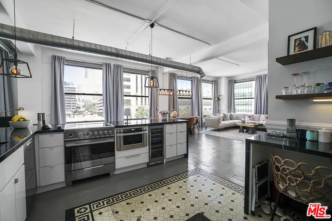 1 bed, 1.0 bath, 1050 sqft, $3,000 — Photo 2