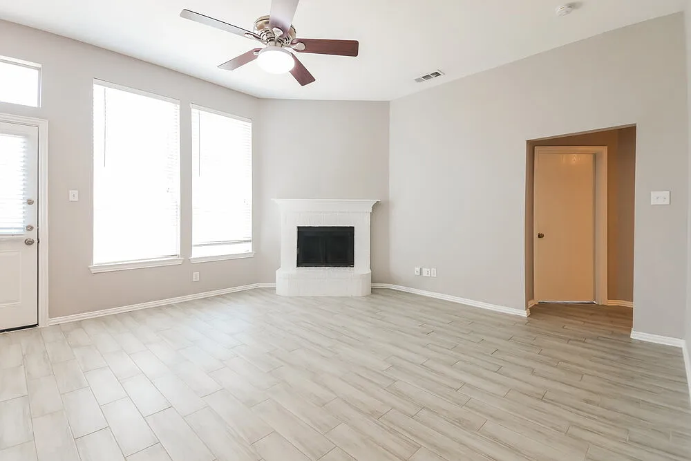 3 bed, 2.0 bath, 1188 sqft, $2,015 — Photo 4