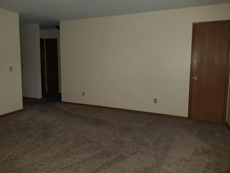 1112 Oakview Dr — Photo 5