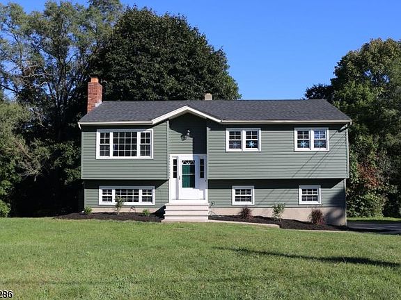 3rd image of 6 Courtland Dr
