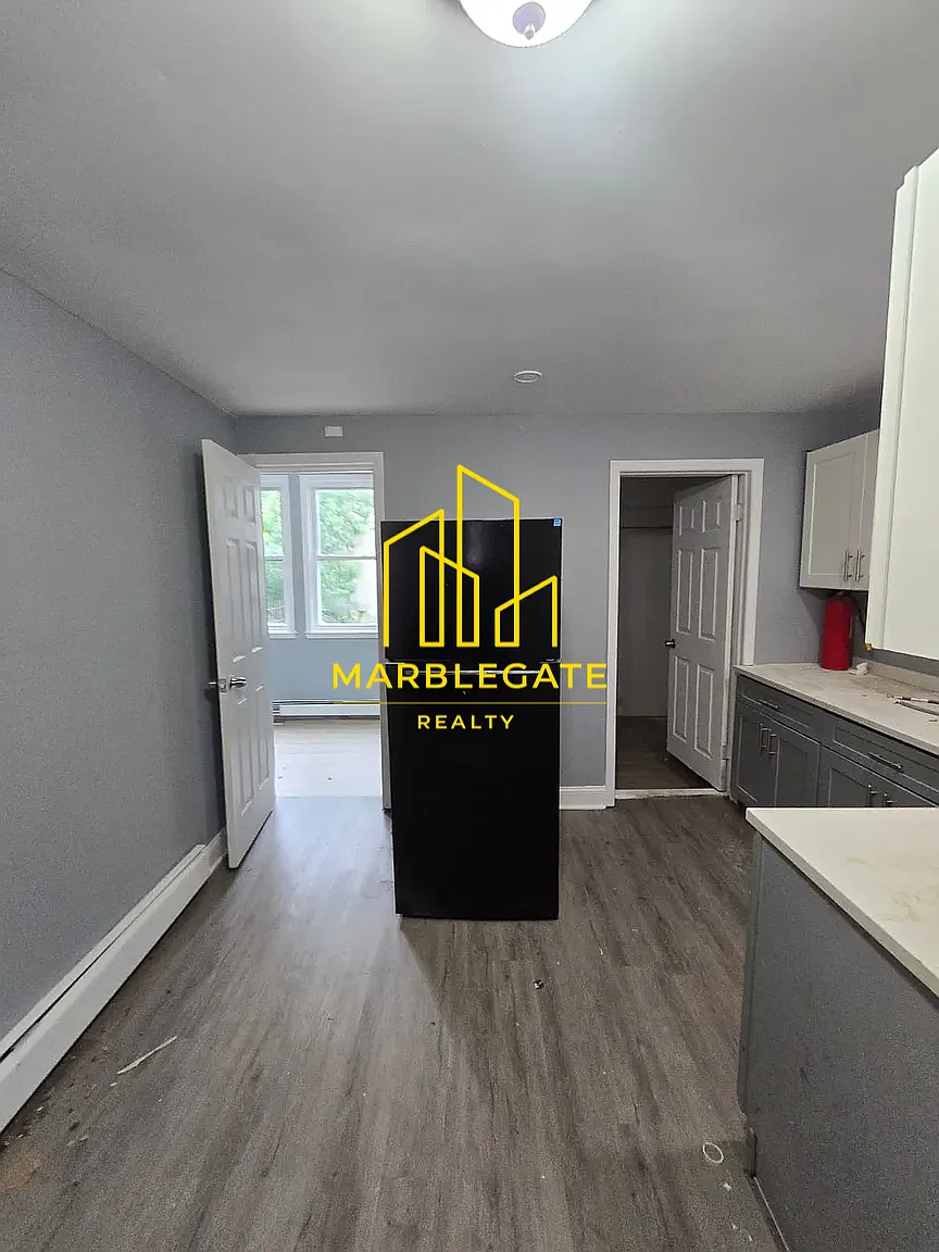 3 bed, 1050 sqft, $2,095 — Photo 2