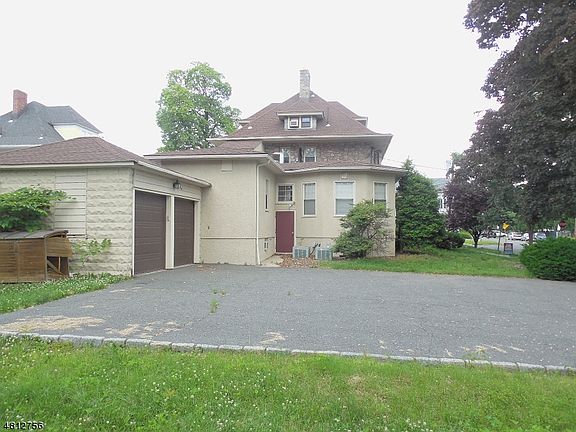 4th image of 320 Belleville Ave