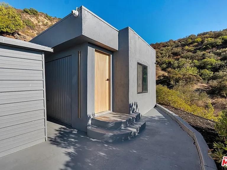 7966 Mulholland Dr — Photo 47