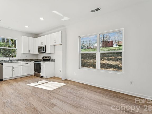 5th image of 709 Hillsdale Dr