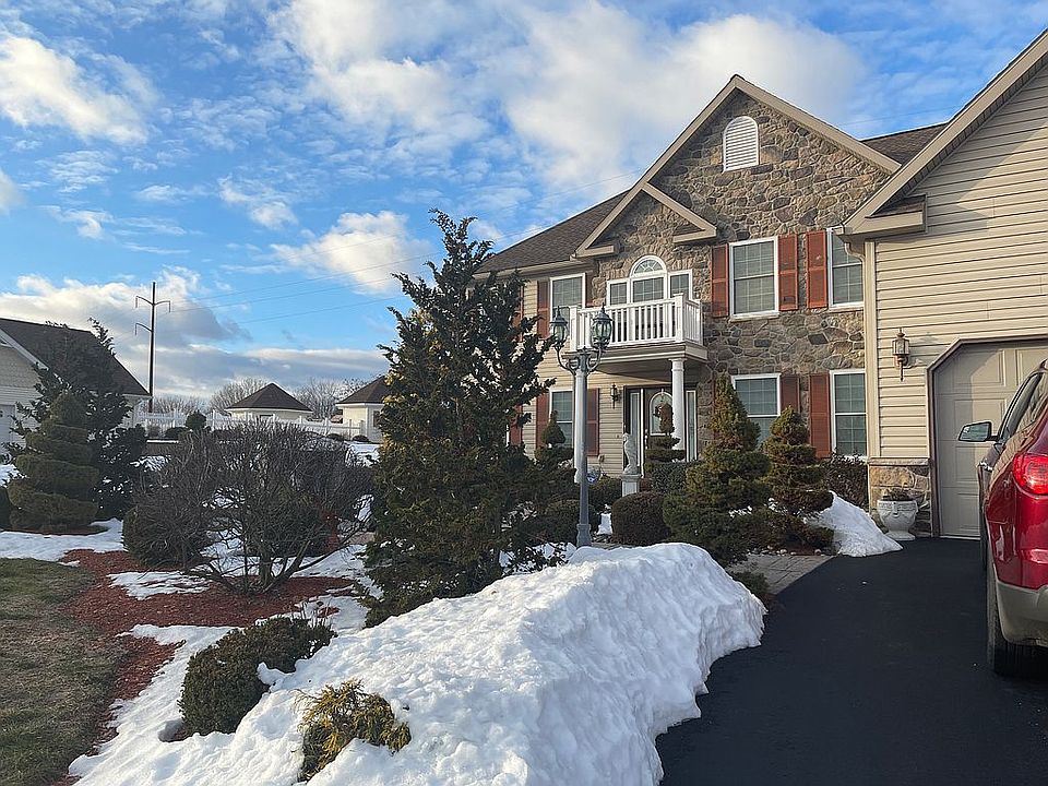 2nd image of 504 Pinnacle Ln